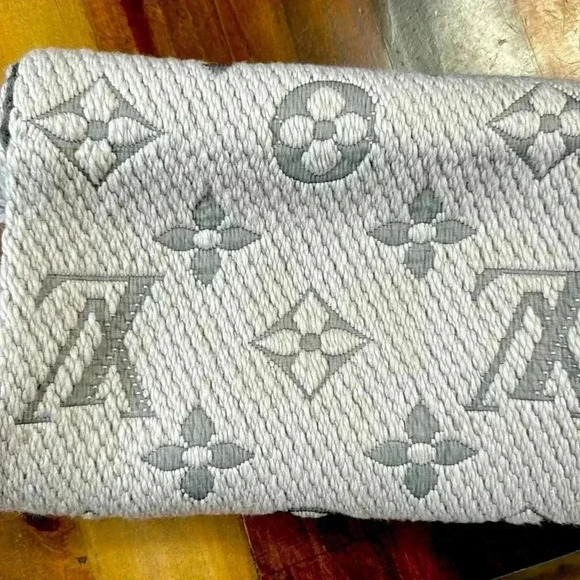 Louis Vuitton scarf - Picture 4 of 4